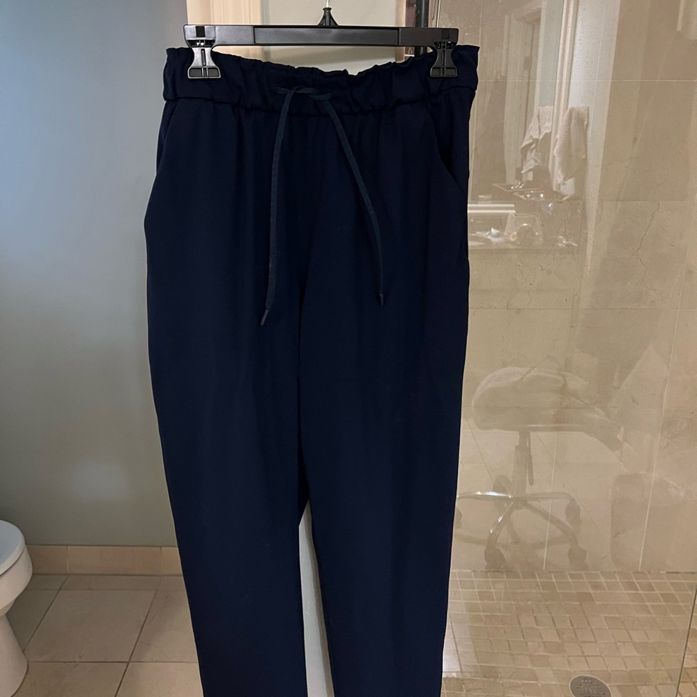 Lululemon athleisure cropped pants
